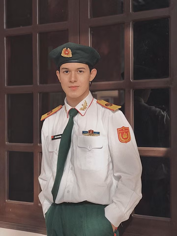 Quang Anh diện thời trang kiểu quân phục cũng khá chất. Ảnh: FBNV.