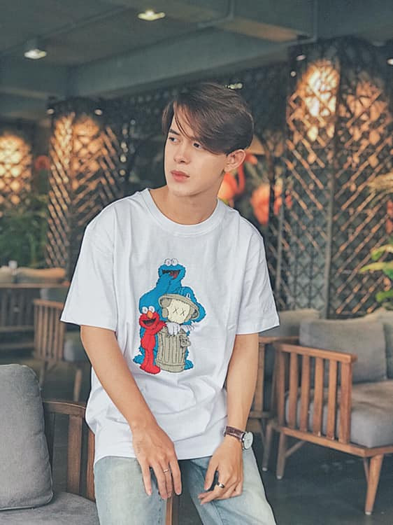 Áo phông với quần bò là trang phục thường thấy của anh chàng.