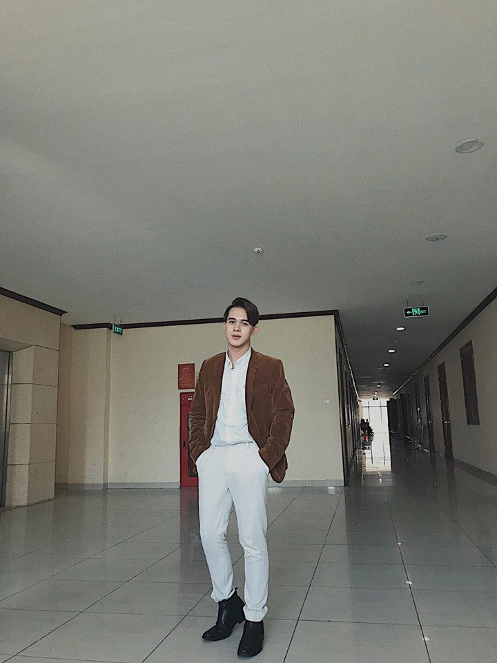 Anh chàng trông càng điển trai hơn khi diện cả cây trắng phối với áo vest nâu.