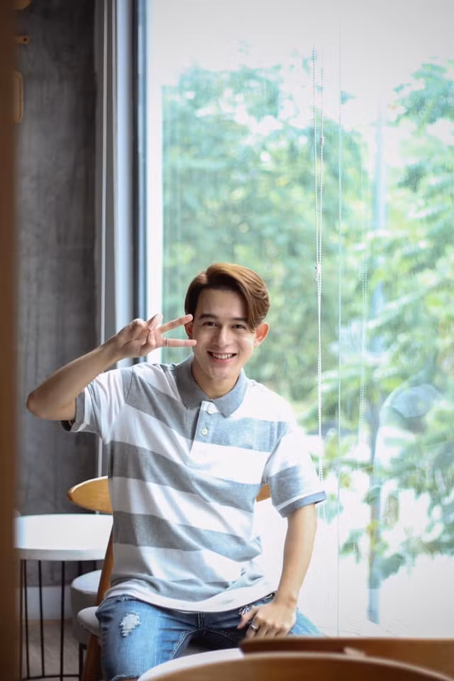 Nam diễn viên tạo dáng nhí nhảnh, đáng yêu.