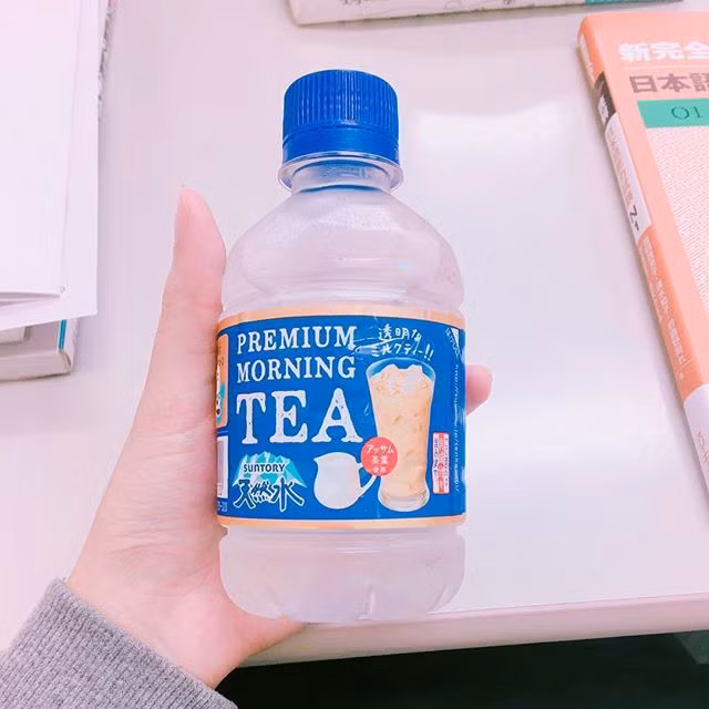 Ngoài ra, Nhật Bản cũng từng gây sốt khi giới thiệu loại nước lọc vị trà sữa. Thức uống này, thoạt nhìn trông chẳng khác gì chai nước lọc bình thường: đựng trong chai nhựa trong suốt, thứ duy nhất báo hiệu cho bạn biết sự lạ của nó chính là chữ "Premium morning tea" và hình cốc trà sữa ở phần nhãn chai.