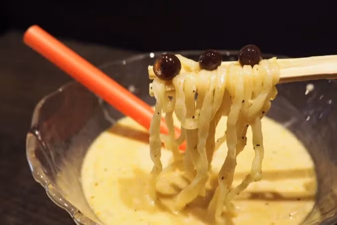 Menya Musashi Gorindo (một nhánh của chuỗi ramen Menya Musashi nổi tiếng) vừa thêm món ăn độc đáo kết hợp mì với trà sữa có tên Tapioca Tsukemen. Đây là ramen kiểu tsukemen, có nghĩa là mì được phục vụ khô với nước chấm bên cạnh. Nhưng điều làm nên sự khác biệt của món ăn này là nước dùng bao gồm trân châu. Giá một bát mỳ trà sữa trân châu là 1.000 yen, tương đương 215.000 đồng.