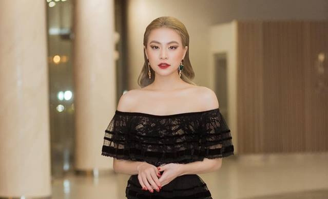 Hoàng Thùy Linh nhiều lần gây chú ý bởi cách ăn mặc táo bạo với các trang phục quá sexy, thậm chí tới mức phản cảm.