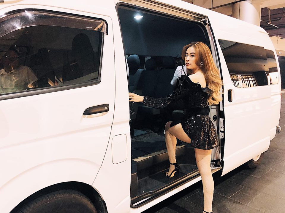 Cô nàng thường đi diễn với những trang phục siêu ngắn thế này.