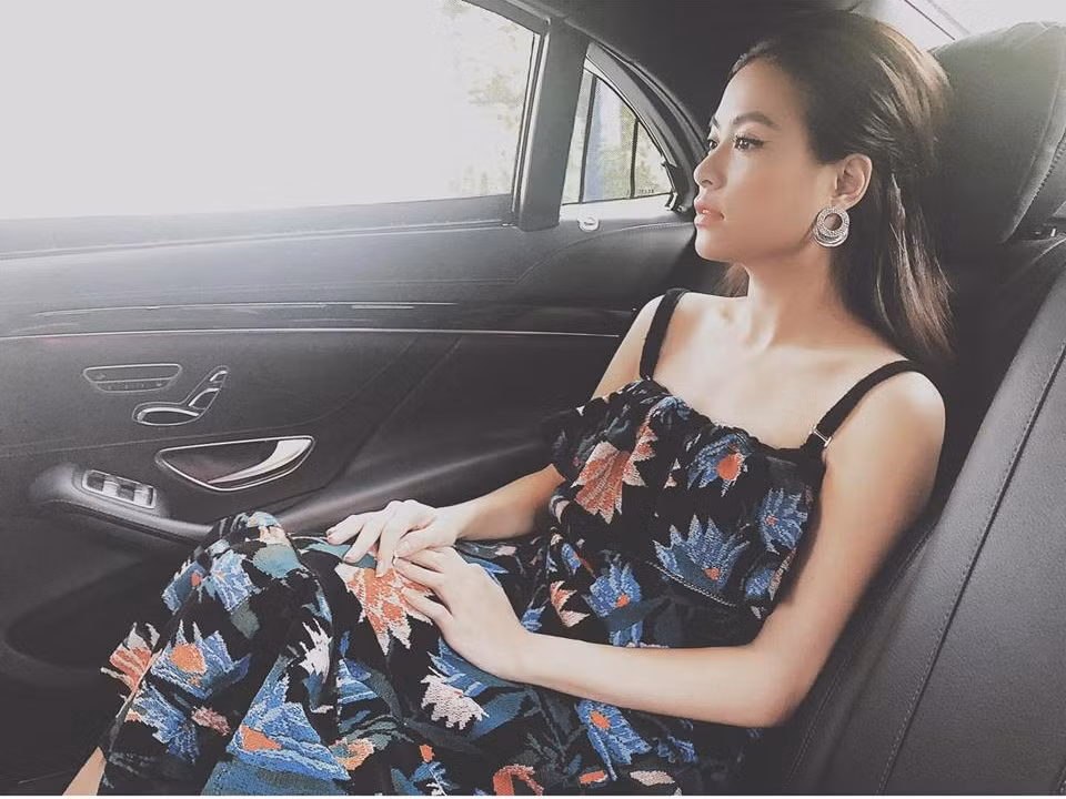 Hoàng Thùy Linh không ngại diện váy hai dây khoe bờ vai nõn nà.