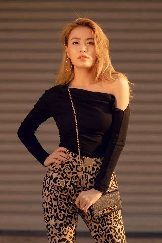 Những thiết kế lệch vai giúp Hoàng Thùy Linh khoe vai trần trắng nõn.