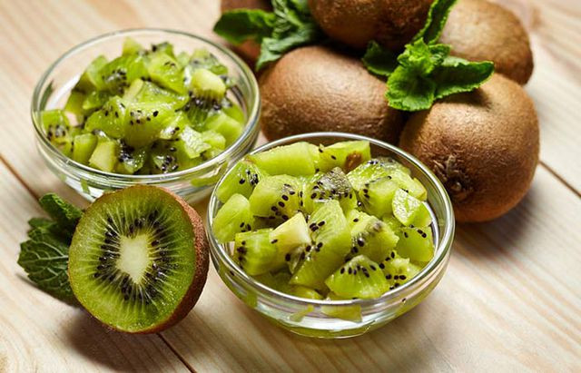 Quả kiwi: Chỉ cần một miếng nhỏ kiwi thôi sẽ cung cấp cho bạn một lượng lớn vitamin C và kali. Quả kiwi cũng rất giàu các chất chống oxi hóa, giúp xoa dịu các cơn đau cơ.