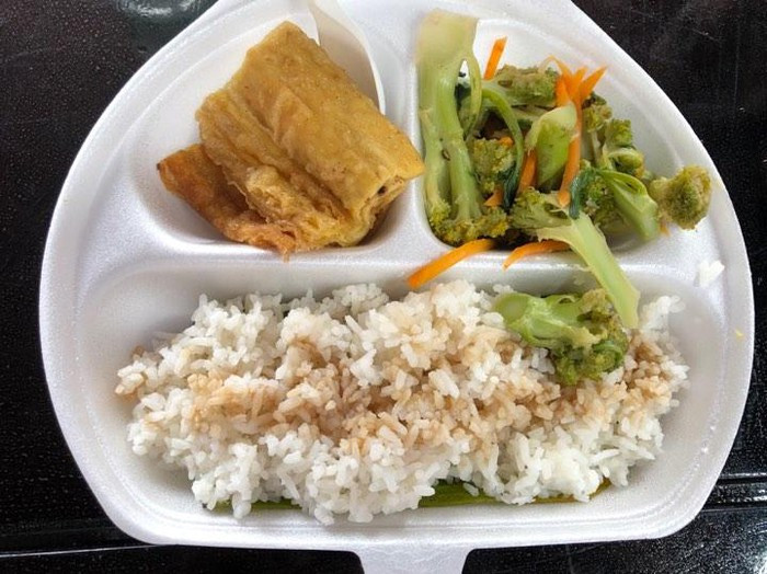 Trong 3 ngày diễn ra Đại lễ Phật đản Vesak 2019 từ 12 đến 14/5, các món ăn chay như bánh cuốn, cơm trắng, rau củ quả, mì, miến… sẽ phục vụ miễn phí các đại biểu dự Đại lễ. Ảnh: TTXVN.