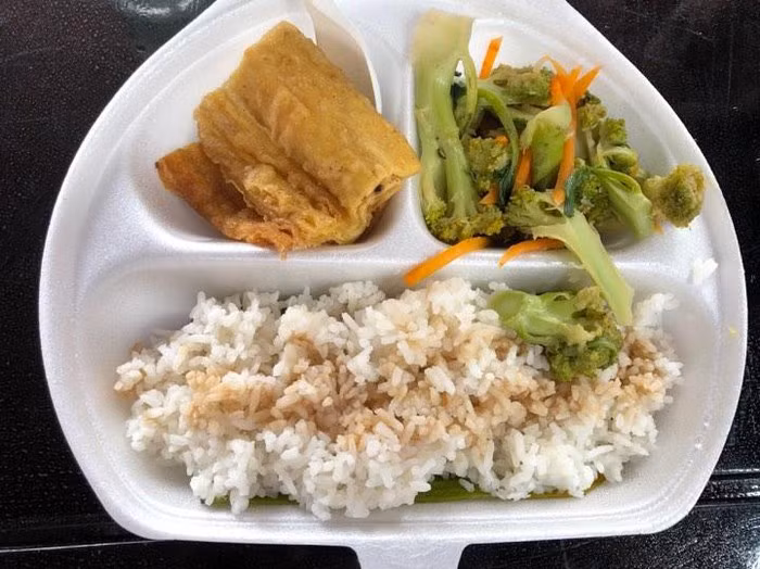 Trong 3 ngày diễn ra Đại lễ Phật đản Vesak 2019 từ 12 đến 14/5, các món ăn chay như bánh cuốn, cơm trắng, rau củ quả, mì, miến… sẽ phục vụ miễn phí các đại biểu dự Đại lễ. Ảnh: TTXVN.