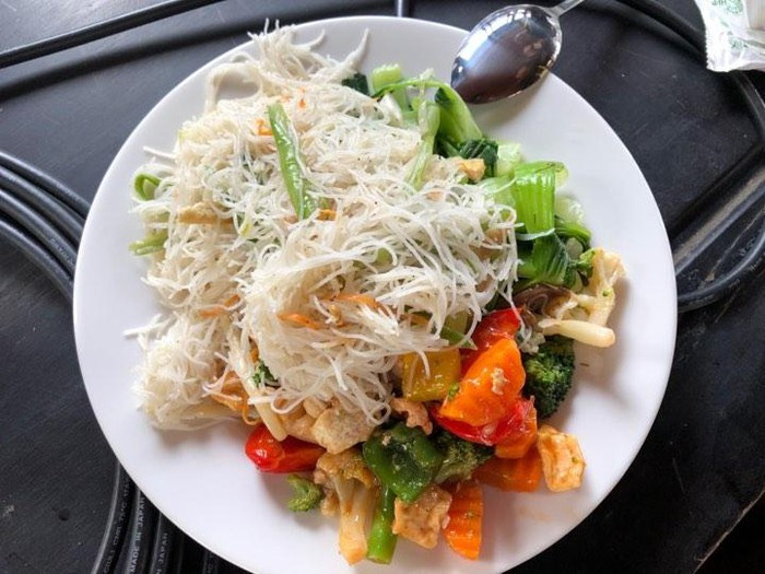 Du khách quốc tế rất hài lòng về những món ăn chay phục vụ tại Đại lễ Vesak 2019. Ảnh: TTXVN.