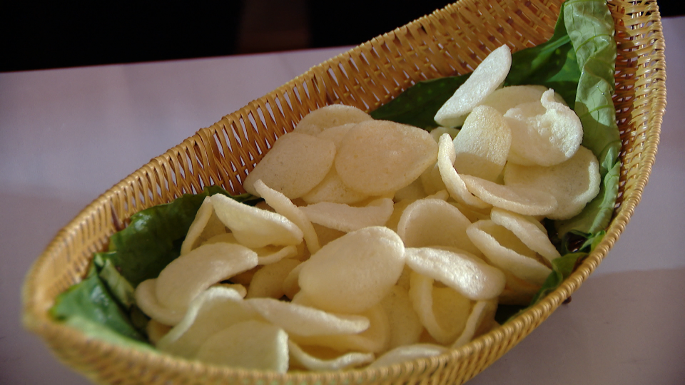 Chiếc thuyền nan chở bánh phồng tôm duyên dáng. Ảnh: Vietnam Journey.