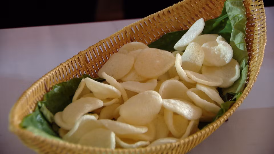 Chiếc thuyền nan chở bánh phồng tôm duyên dáng. Ảnh: Vietnam Journey.