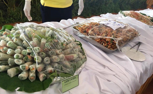 Ngoài ra, đại lễ còn có các món thuần Việt hấp dẫn khác như gỏi cuốn. Ảnh: GiadinhNet.