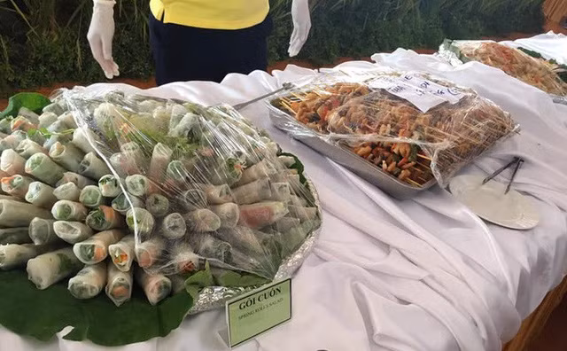 Ngoài ra, đại lễ còn có các món thuần Việt hấp dẫn khác như gỏi cuốn. Ảnh: GiadinhNet.