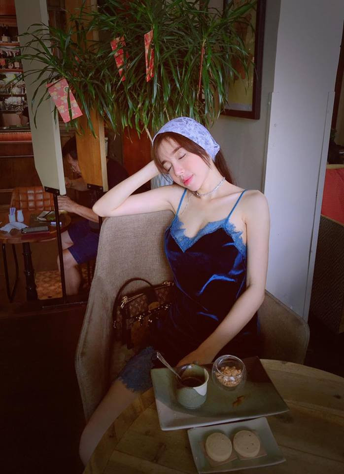 Elly Trần sinh năm 1987, là một trong những hot girl thế hệ đầu tiên ở Việt Nam. Cô nổi tiếng với thân hình gợi cảm, nóng bỏng.