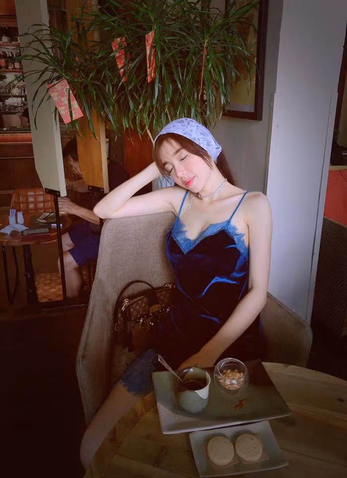 Elly Trần sinh năm 1987, là một trong những hot girl thế hệ đầu tiên ở Việt Nam. Cô nổi tiếng với thân hình gợi cảm, nóng bỏng.