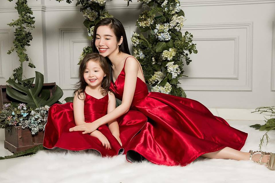 Hai mẹ con diện đầm đỏ hai dây cực gợi cảm.