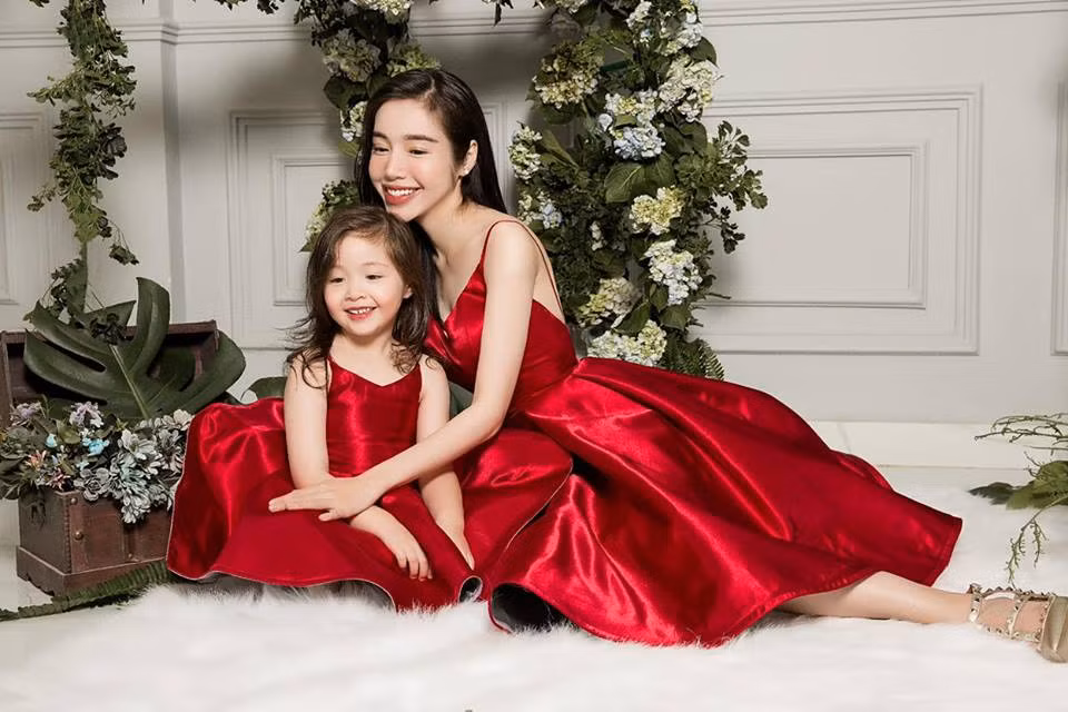 Hai mẹ con diện đầm đỏ hai dây cực gợi cảm.