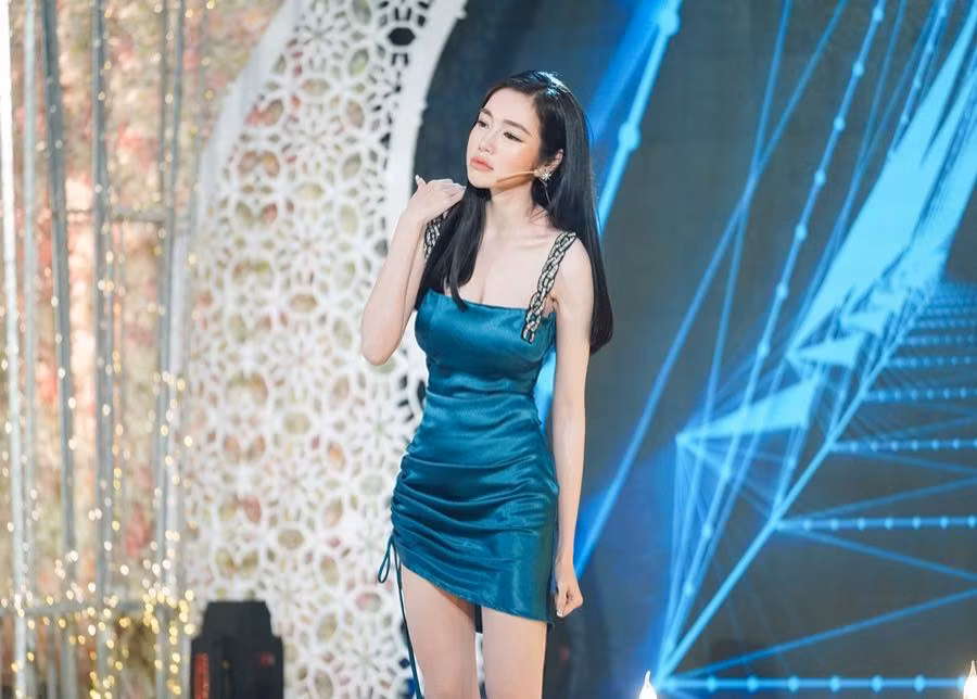 Kiểu đầm ngắn giúp người đẹp khoe đôi chân thon thả.