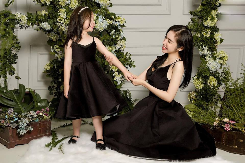 Chiếc đầm đen làm tôn lên làn da trắng nõn nà của bà mẹ 32 tuổi.