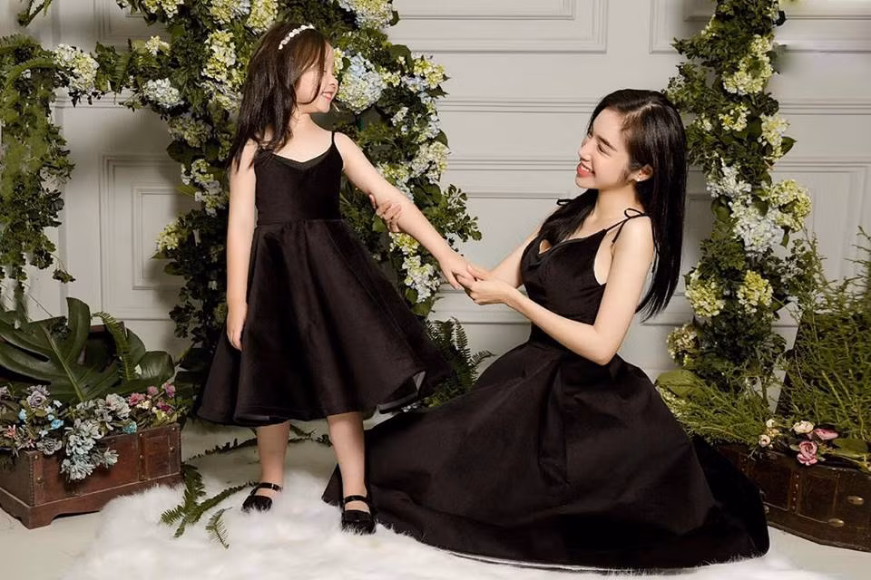 Chiếc đầm đen làm tôn lên làn da trắng nõn nà của bà mẹ 32 tuổi.