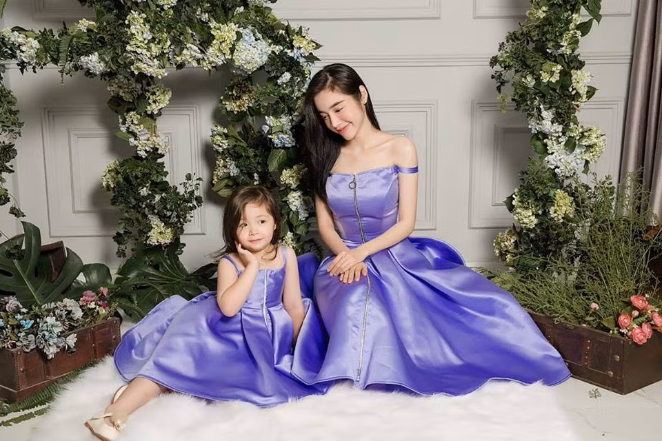 Bà mẹ hai con mặc váy đôi xinh xắn với con gái.