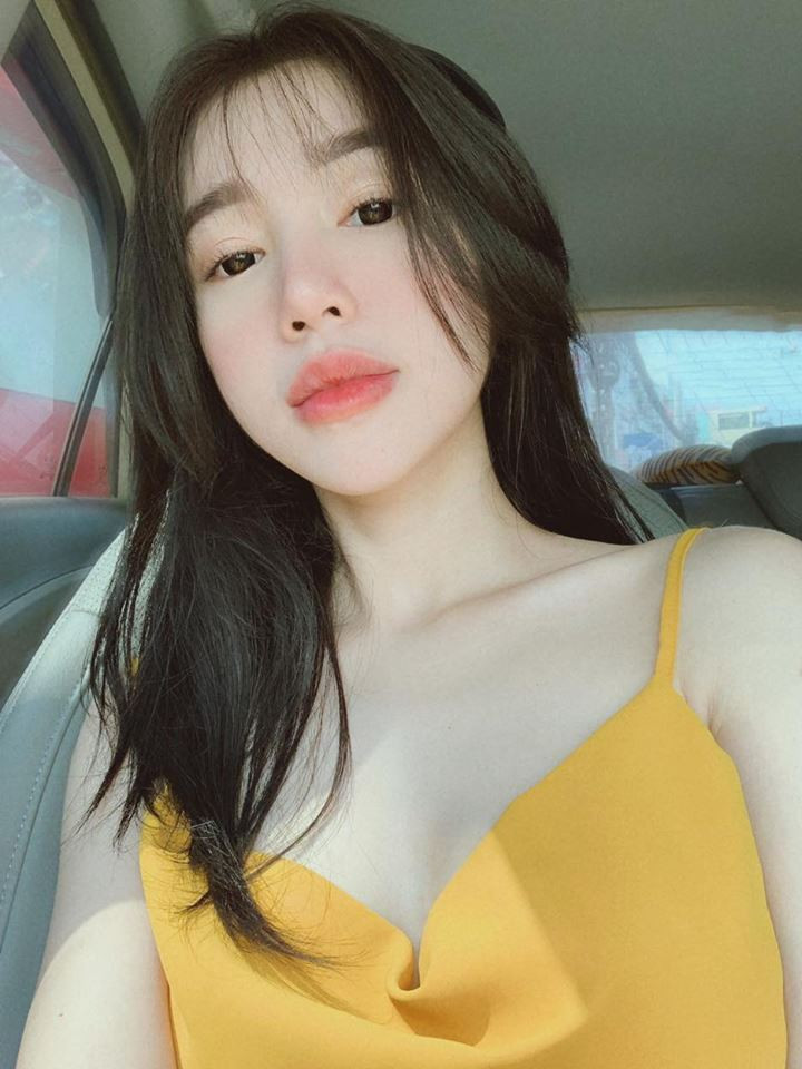 Hiện tại, dù làm mẹ hai bé Cadie Mộc Trà và Alfie Túc Mạch, người đẹp vẫn khiến nhiều người ghen tị khi sở hữu số đo chuẩn và phong cách thời trang gợi cảm.