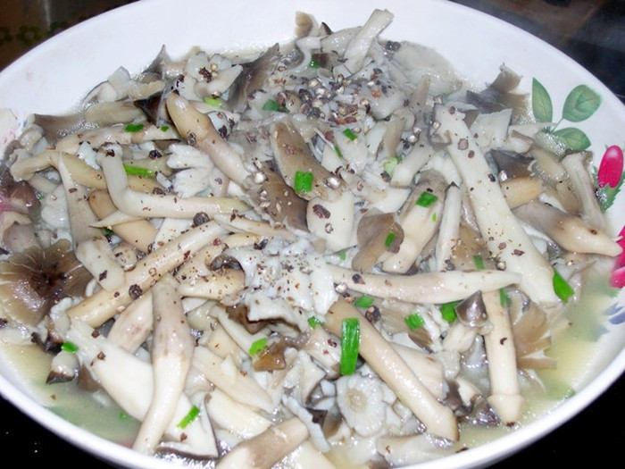 Nấm mối có thân màu trắng, mặt ngoài màu xám và gốc hơi ngả vàng. Chiều dài của loại nấm khoảng 10cm, với kích cỡ thân to bằng ngón tay út của người lớn. Nấm mối hái về chỉ cần ngâm nước muối và nhẹ nhàng rửa sạch (để tránh nấm bị vỡ nát, mất chất ngọt) là có thể nấu ăn. Các món ăn từ nấm mối như: nấu cháo, xào, kho hay nướng...Ảnh: Zing. 