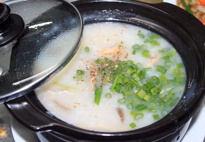 Cháo nấm mối: Điểm nổi bật của món cháo có sự tham gia của nấm mối là không cần bất kỳ loại xương hay thịt nào cũng thơm ngọt, đậm đà. Ảnh: Zing.