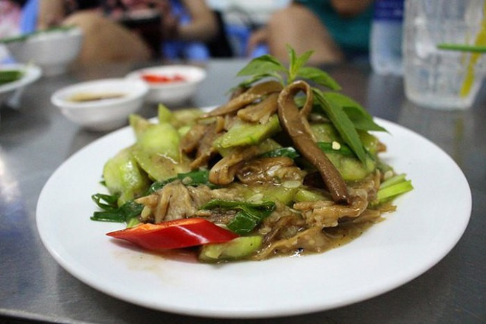 Nấm mối xào mướp hương: Sự kết hợp của hai nguyên liệu dân dã, đơn giản nhưng hương vị của món ăn, nhất là vị dai, ngọt của loại nấm không thể trồng khiến bạn ăn một lần nhớ mãi. Ảnh: Zing.