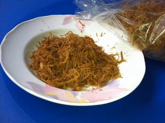 Ruốc nấm mối: Nguyên liệu món ăn gồm nấm mối; gia vị: hạt nêm, muối, đường bột ngọt,...Dùng kèm với cơm cháy, cơm dẻo, mỡ hành. Ảnh: Món ngon VN.