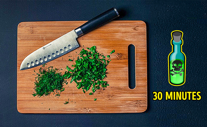 Rau mùi tây thực sự có thể gây hại. Đầu bếp thiếu kinh nghiệm không nên thêm mùi tây vào món salad và trộn chúng với mayonnaise, kem chua hoặc dầu vì loại rau xanh này có thể bắt đầu tiết ra nitrit và biến thành chất độc trong vòng 30 phút. Các nhà dinh dưỡng khuyên không nên thêm rau mùi tây vào các món trước khi ăn quá lâu bởi nó có thể biến thành thực phẩm gây hại.