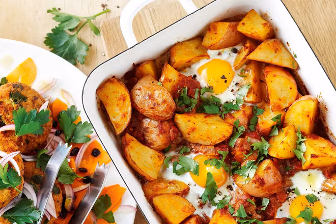 Patatas Bravas là một sự sáng tạo vô cùng đặc sắc từ khoai tây của ẩm thực xứ sở bò tót này. Tùy từng vùng sẽ có những cách kết hợp khác nhau nhưng một phần Patatas Bravas là phép cộng hoàn hảo của khoai tây chiên thấm đượm trong nước sốt bravas, một hỗn hợp làm từ pimentón, dầu ô liu và kem sữa.
