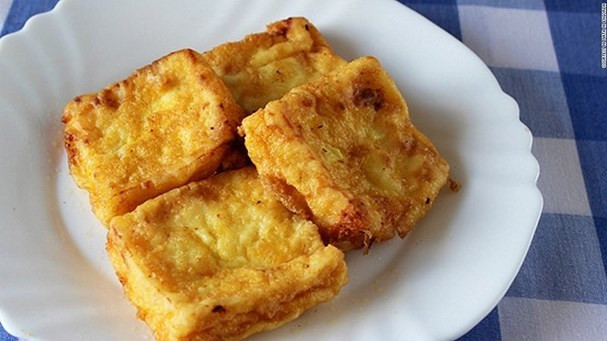 Món sữa chiên Leche frita là món tráng miệng rất phổ biến, được làm từ sữa cô đặc thành kem tươi, lòng đỏ trứng và bột mỳ. Tất cả được trộn đều lên, sau đó lăn qua bánh mỳ vụn và rán vàng. Món ăn này có thể ăn được cả khi nóng và lạnh. 