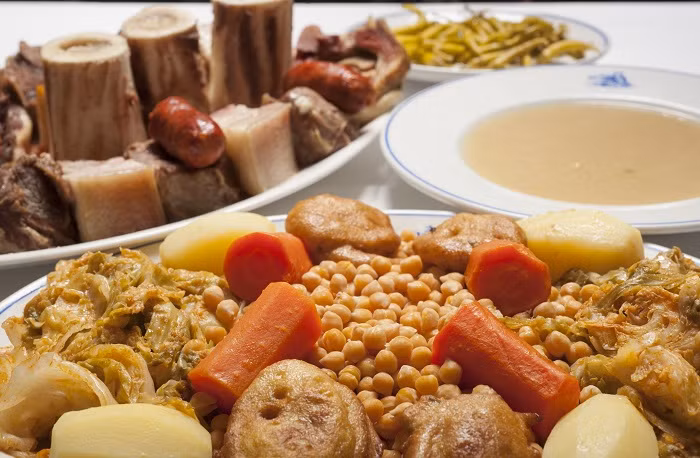 Món hầm Cocidos: Được chế biến từ rau tươi, rau khô và các loại thịt, món hầm Cocidos được du khách thưởng thức nhiều nhất tại Tây Ban Nha với mùi vị cho đến cách chế biến cũng đủ để níu chân du khách.