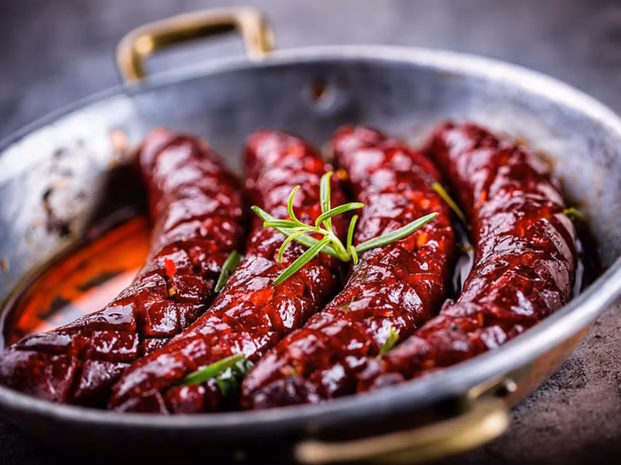 Chorizo là một loại xúc xích cay xuất hiện nhiều nhất trong các bữa ăn gia đình tại Tây Ban Nha. Với hương vị đậm đà, cái giòn dai hoà quyện ăn ý với độ béo thơm mà những phần xúc xích này sẽ mang đến cho bạn một hương vị mới mẻ khác lạ. Khi cho vào miệng, cái cay nồng bung tỏa làm ai cũng phải "thổn thức".
