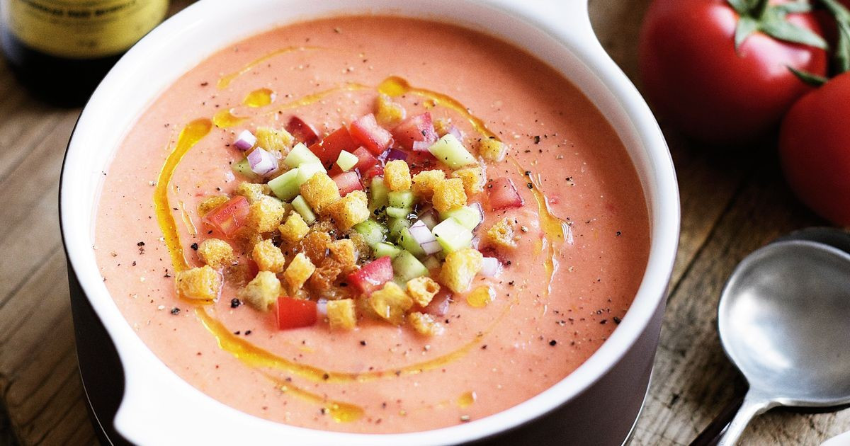 Gazpacho là món súp lạnh truyền thống và được người Tây Ban Nha yêu thích nhất. Đặc biệt vào những ngày hè, thưởng thức một bát súp mát rượi và đắm chìm trong hương vị tự nhiên của các loại rau củ là một trải nghiệm ẩm thực hấp dẫn. Súp Gazpacho được làm từ cà chua chín, dầu ô liu, ớt chuông, dưa chuột...