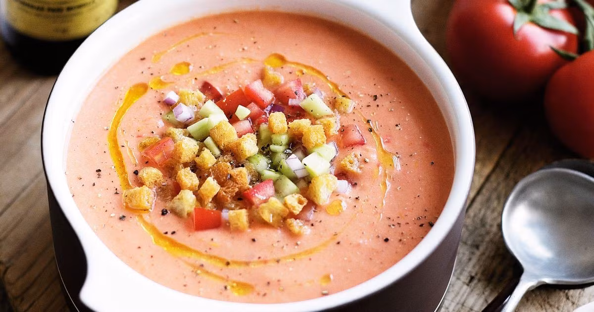 Gazpacho là món súp lạnh truyền thống và được người Tây Ban Nha yêu thích nhất. Đặc biệt vào những ngày hè, thưởng thức một bát súp mát rượi và đắm chìm trong hương vị tự nhiên của các loại rau củ là một trải nghiệm ẩm thực hấp dẫn. Súp Gazpacho được làm từ cà chua chín, dầu ô liu, ớt chuông, dưa chuột...
