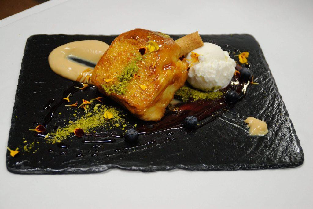 Torrija là một trong những món ăn đường phố, đặc sản Tây Ban Nha nhất định phải thử. Món ăn có vị ngọt nhẹ tự nhiên hấp dẫn, được lấy cảm hứng từ 1 bánh mì nướng khá phổ biến của người Pháp.