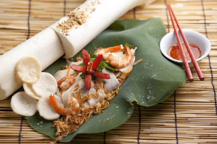 Gỏi củ hũ dừa: Đối với những người trồng dừa, đây được xem là món ăn “tốn kém” và “xa xỉ” vì nếu muốn có củ hũ để làm gỏi, họ phải đốn hạ cả cây dừa lớn. Thường chỉ khi khách quý ghé thăm, chủ nhà mới đãi món này.