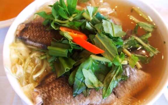 Canh chua cá linh bông so đũa: Bạc Liêu nổi tiếng với món canh chua cá linh bông điên điển thì tại Bến Tre cũng có canh chua cá linh bông so đũa ngon không kém gì. Mặc dù tên món hơi dài nhưng khi thưởng thức qua một lần thì sẽ nhớ mãi. Theo người dân ở đây cho biết, nên ăn canh chua cá linh một lửa là ngon nhất. Nếu nấu lại sẽ mất ngon vì cá mềm và dễ nát hơn.