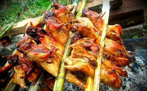 Chuột dừa Bến Tre: Đây là một trong những đặc sản độc lạ chỉ có tại tỉnh Bến Tre. Chuột dừa có hình dáng giống như chuột đồng tuy nhiên bộ răng sắc nhọn hơn dùng để phá hoại cây dừa. Chuột dừa có thể được chế biến thành rất nhiều món khác nhau như nướng, hấp, nấu cà ri,… Tuy nhiên ngon nhất vẫn là thịt chuột dừa hấp trong nồi cơm được nhiều người sành ăn lựa chọn