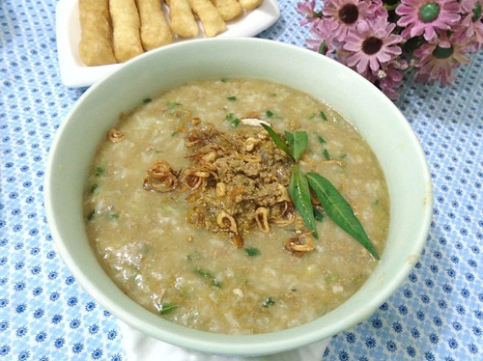 Cháo cua đồng: Cua đồng là một trong những sản vật mà thiên nhiên ban tặng cho những người dân miệt ruộng của vùng đồng bằng Sông Cửu Long. Trong đó món cháo cua đồng là một trong những đặc sản dân dã mà bạn không nên bỏ qua khi tới Bến Tre.