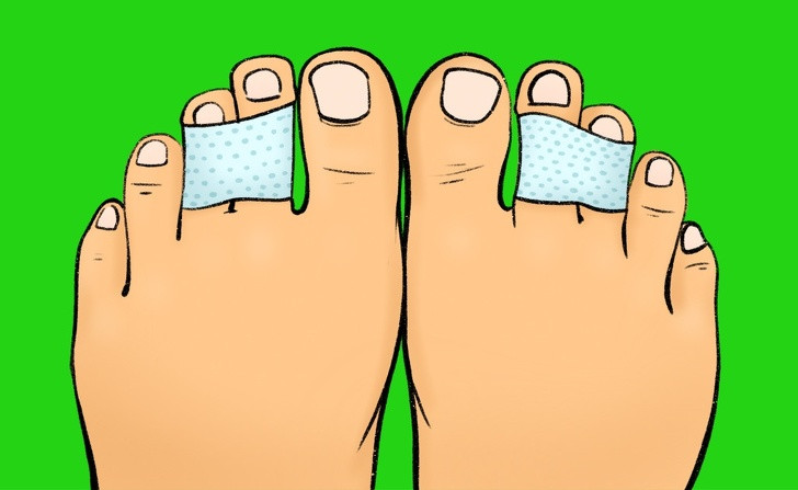  Mẹo đeo giày cao gót tránh làm tổn thương chân là dán băng cá nhân vào ngón chân thứ 2 và thứ 3 trên mỗi bàn chân.