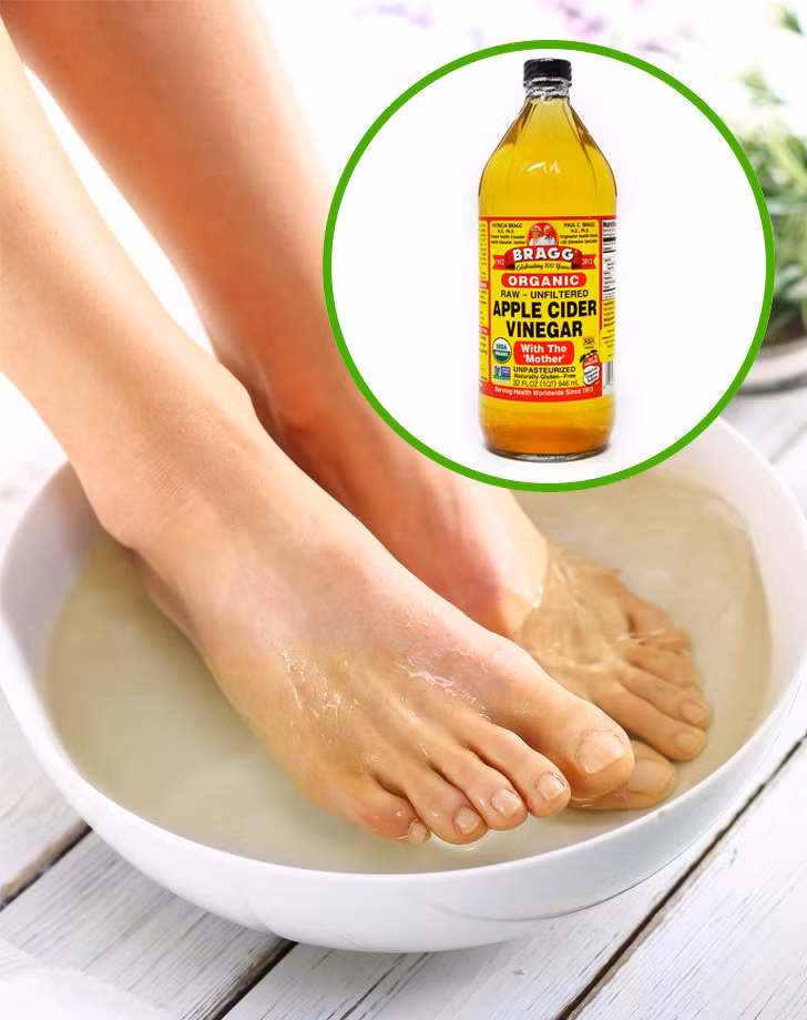 Ngâm chân trong giấm táo để tránh mùi hôi.
