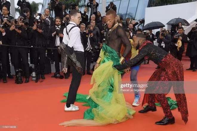 Dàn sao nam vô danh ăn mặc lố lăng bắt chước Lady Gaga với màn lột đồ phản cảm trên thảm đỏ Cannes.