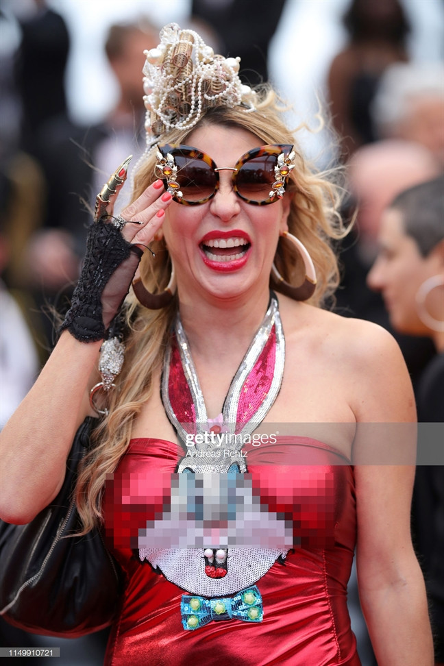 Một vị khách nữ không chỉ mang đến tạo hình kỳ dị trên thảm đỏ để thu hút sự chú ý mà còn tạo nên những hình ảnh không đẹp mắt khi để lộ nhũ hoa với bộ cánh ôm sát người.