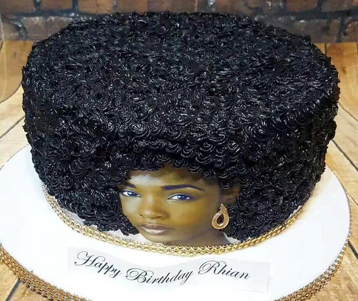 Bạn nghĩ gì khi nhận được chiếc bánh đen xì này trong ngày sinh nhật?