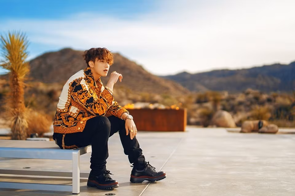 Ngoài những cảnh quay hoành tráng, Sơn Tùng còn sự đầu tư trang phục sành điệu và cực đắt giá cho MV mới Hãy trao cho anh. Trong một cảnh quay, anh chàng diện sơ mi lụa hoạ tiết baroque từ nhà Versace.