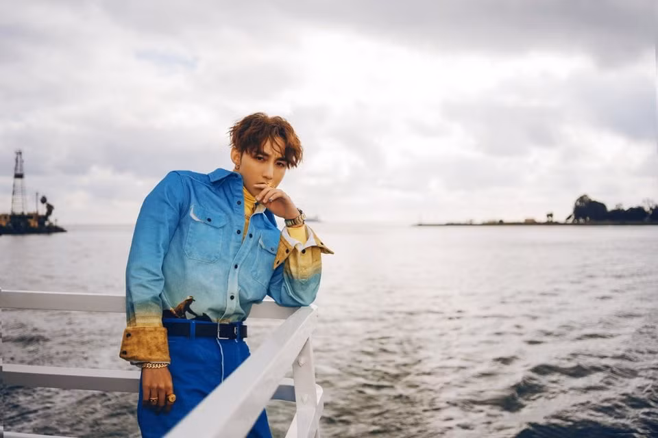 Kiểu áo sơ mi in hình cao bồi của Calvin Klein cũng được Sơn Tùng diện trong MV Hãy trao cho anh.